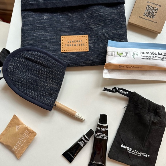 NWT - Grown Alchemist Travel Kit in Handmade Amenity Pouch - Picture 4 of 4